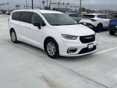 Used 2024 Chrysler Pacifica for sale in Grand Island NE
