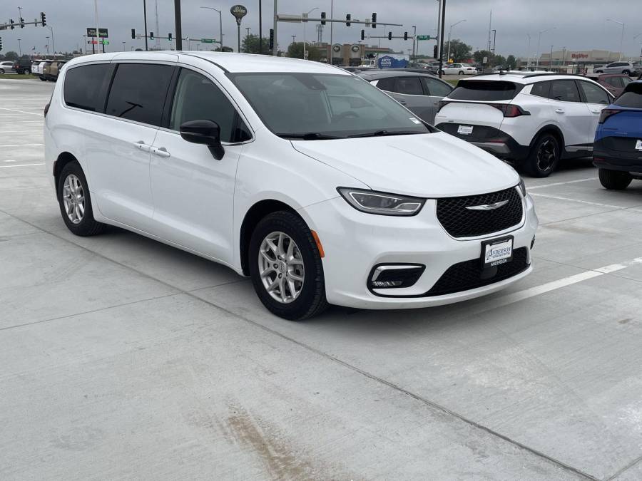 Used 2024 Chrysler Pacifica for sale in Grand Island NE